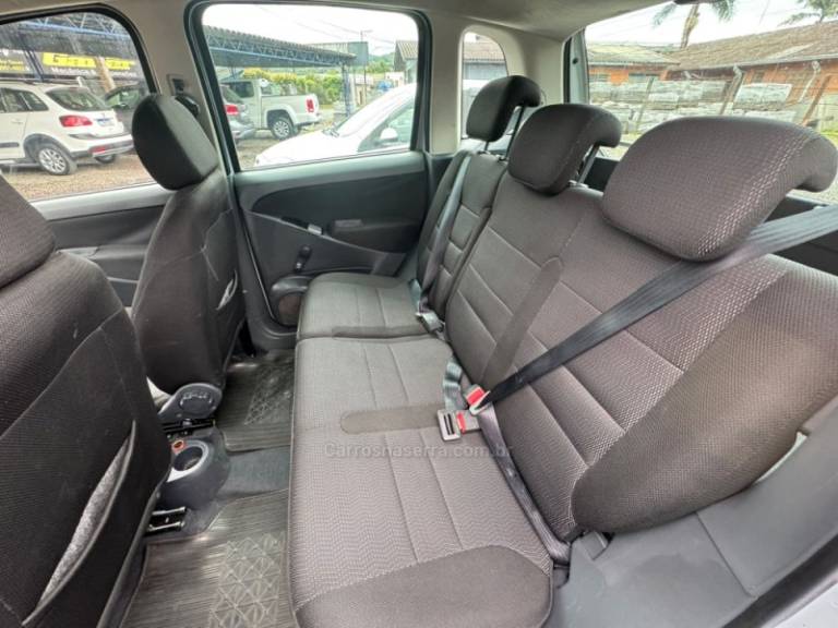 FIAT - IDEA - 2005/2006 - Branca - R$ 25.900,00