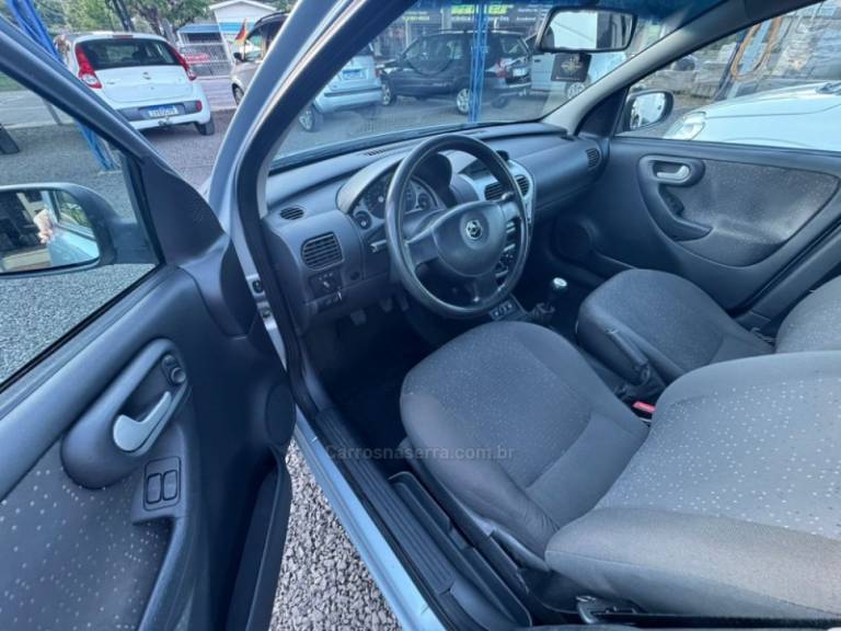 CHEVROLET - CORSA - 2010/2011 - Prata - R$ 32.900,00