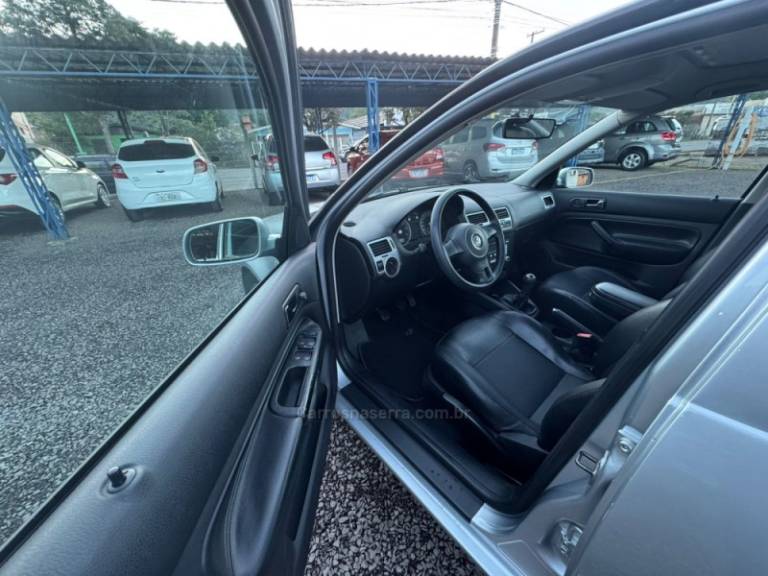 VOLKSWAGEN - BORA - 2010/2011 - Prata - R$ 48.900,00