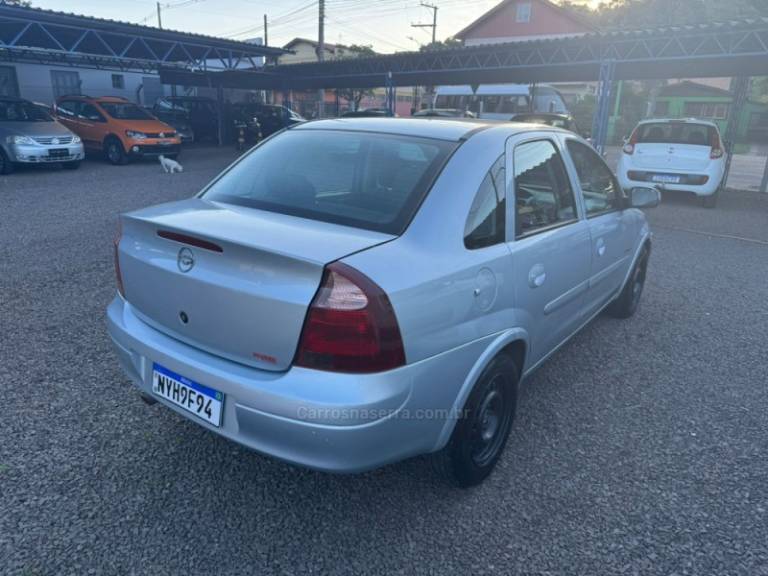 CHEVROLET - CORSA - 2010/2011 - Prata - R$ 32.900,00