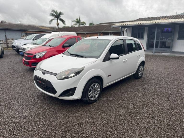 FORD - FIESTA - 2011/2012 - Branca - R$ 33.900,00