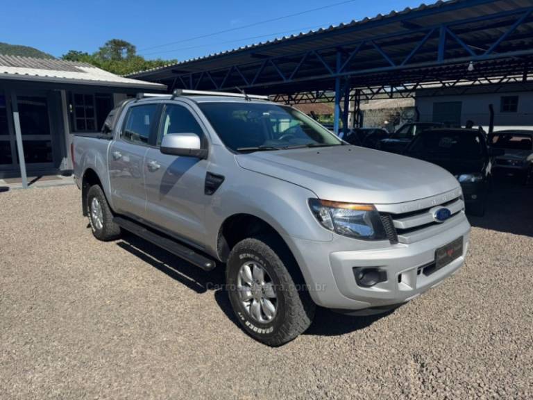 FORD - RANGER - 2014/2015 - Prata - R$ 88.900,00