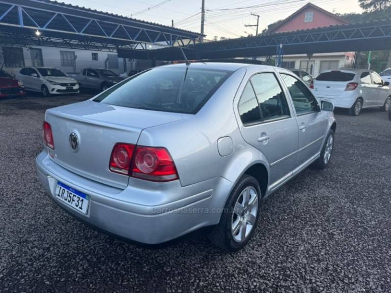 VOLKSWAGEN - BORA - 2010/2011 - Prata - R$ 48.900,00