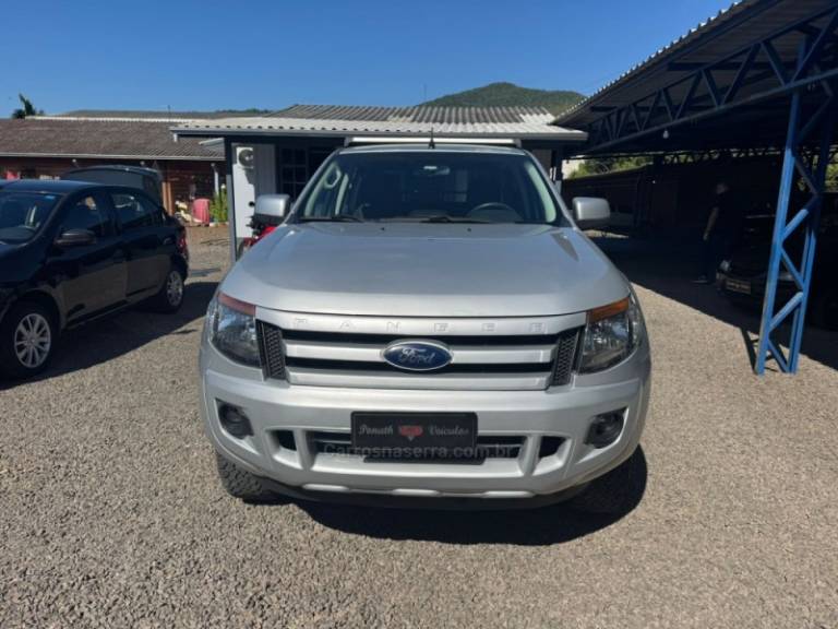FORD - RANGER - 2014/2015 - Prata - R$ 88.900,00