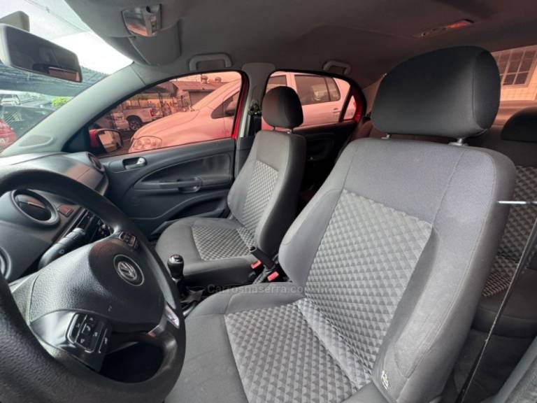 VOLKSWAGEN - VOYAGE - 2014/2015 - Vermelha - R$ 45.900,00