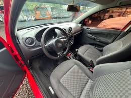 VOLKSWAGEN - VOYAGE - 2014/2015 - Vermelha - R$ 45.900,00