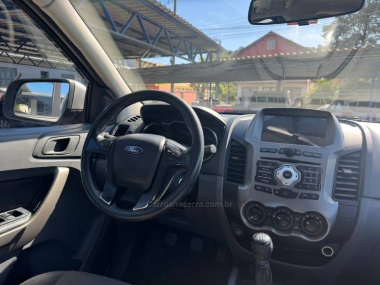 FORD - RANGER - 2014/2015 - Prata - R$ 88.900,00