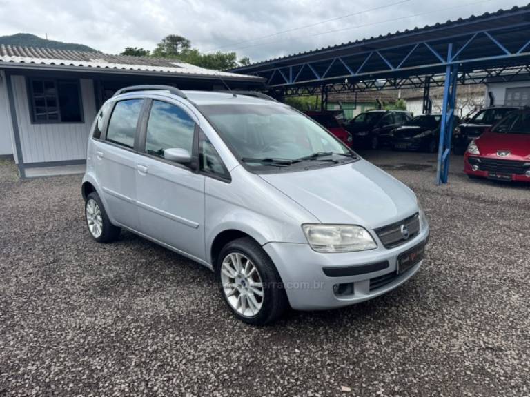 FIAT - IDEA - 2005/2006 - Branca - R$ 25.900,00