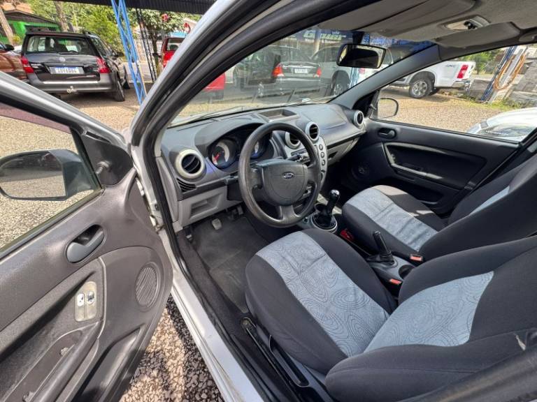 FORD - FIESTA - 2007/2008 - Prata - R$ 25.900,00