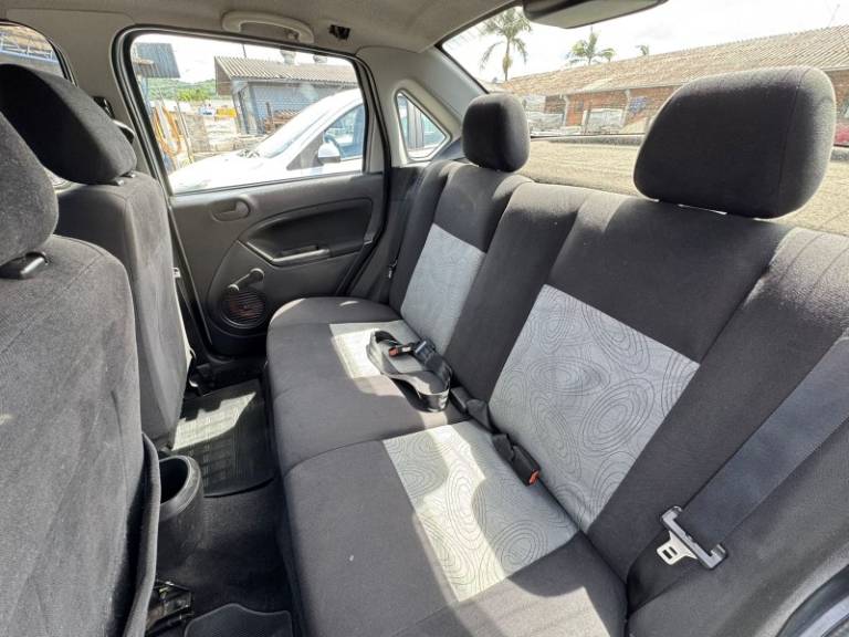 FORD - FIESTA - 2007/2008 - Prata - R$ 25.900,00