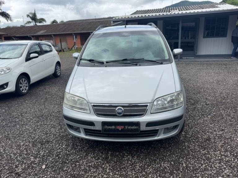 FIAT - IDEA - 2005/2006 - Branca - R$ 25.900,00