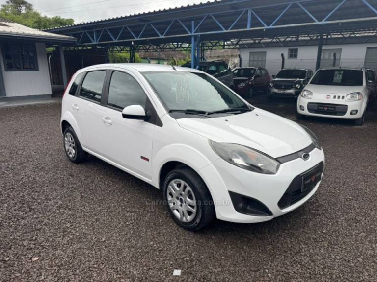 FORD - FIESTA - 2011/2012 - Branca - R$ 33.900,00