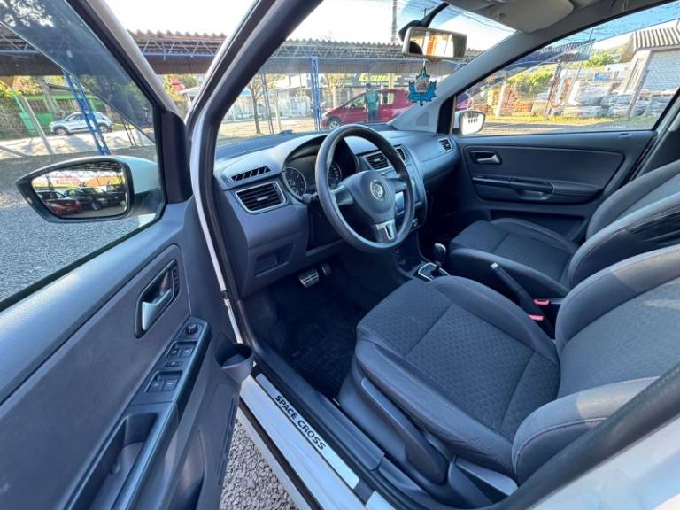 VOLKSWAGEN - SPACE CROSS - 2012/2013 - Branca - R$ 44.900,00