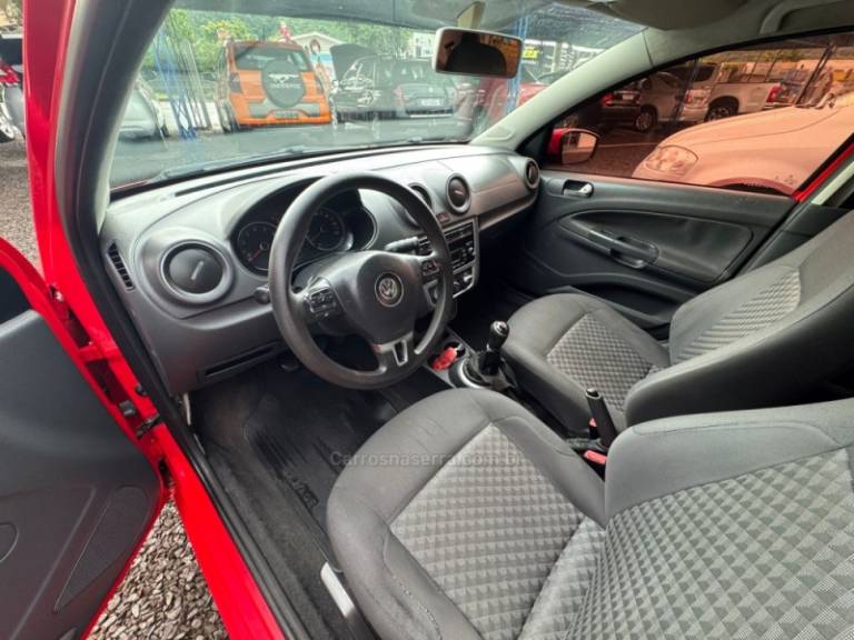 VOLKSWAGEN - VOYAGE - 2014/2015 - Vermelha - R$ 45.900,00