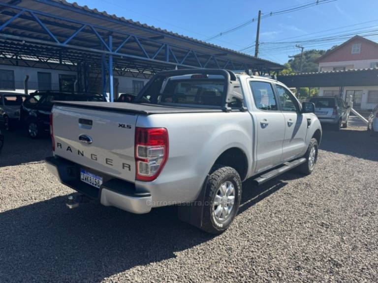 FORD - RANGER - 2014/2015 - Prata - R$ 88.900,00
