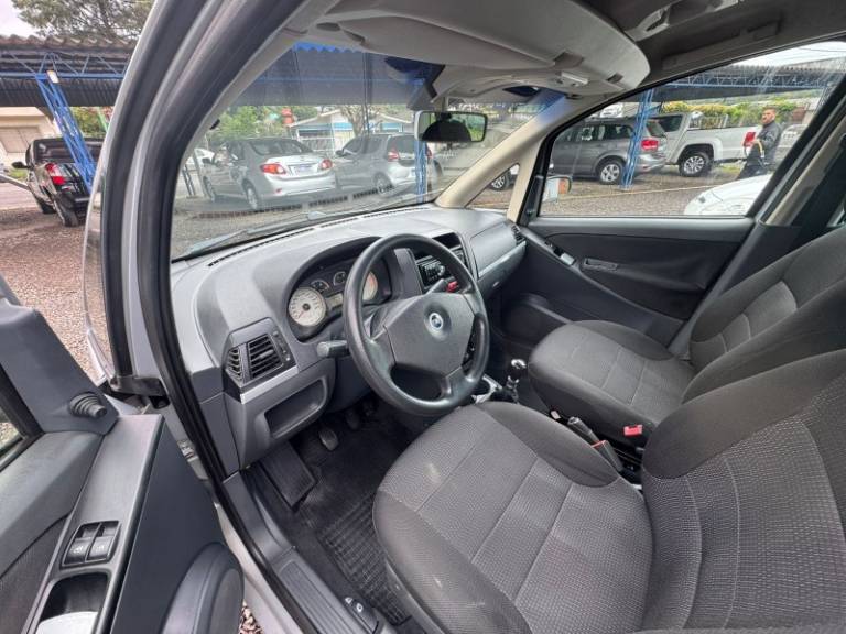 FIAT - IDEA - 2005/2006 - Branca - R$ 25.900,00