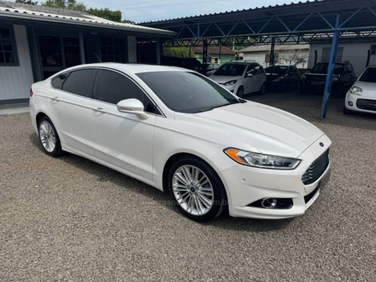 FORD - FUSION - 2015/2016 - Branca - R$ 88.900,00