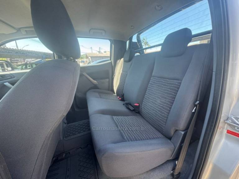 FORD - RANGER - 2014/2015 - Prata - R$ 88.900,00