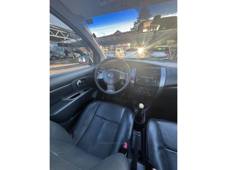NISSAN - LIVINA - 2011/2012 - Vermelha - R$ 34.900,00