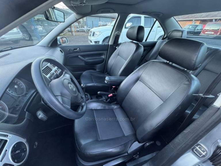 VOLKSWAGEN - BORA - 2010/2011 - Prata - R$ 48.900,00