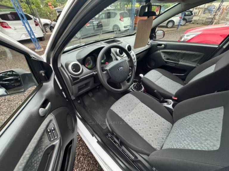 FORD - FIESTA - 2011/2012 - Branca - R$ 33.900,00