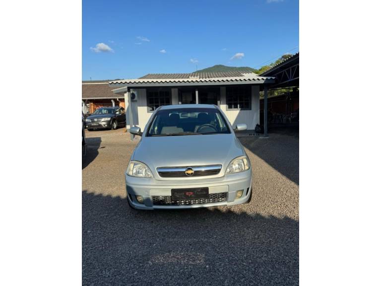 CHEVROLET - CORSA - 2010/2011 - Prata - R$ 32.900,00