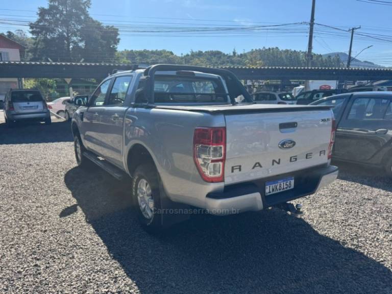 FORD - RANGER - 2014/2015 - Prata - R$ 88.900,00