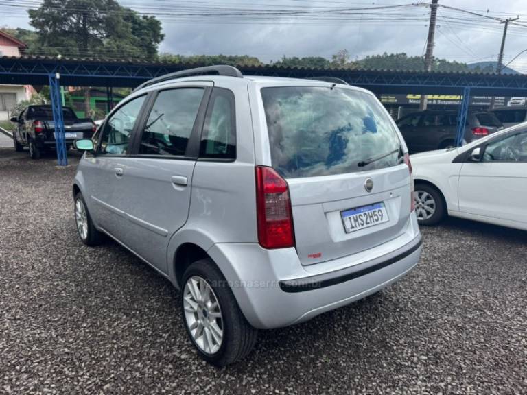 FIAT - IDEA - 2005/2006 - Branca - R$ 25.900,00